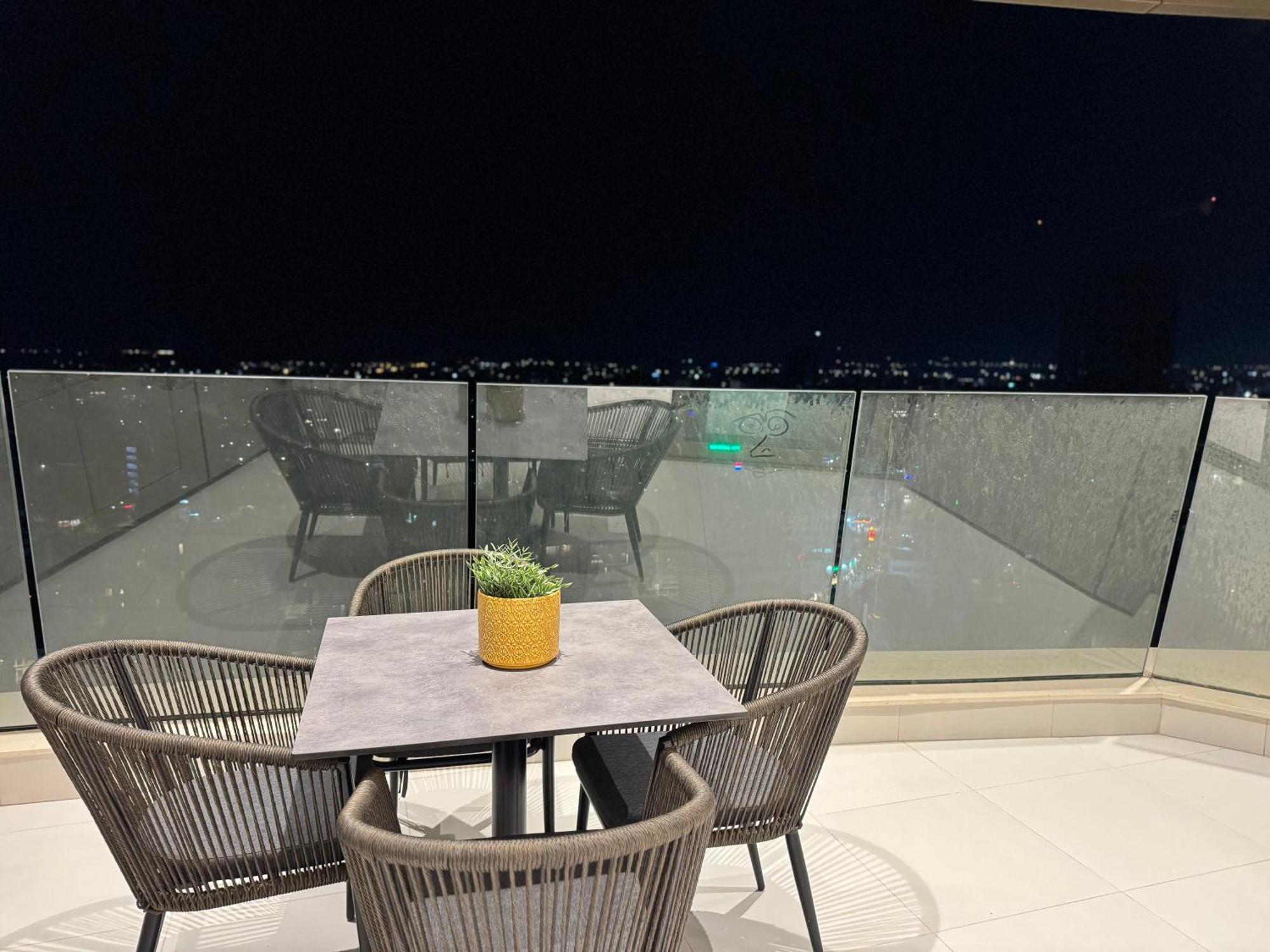 Wealthystays Skyhigh Апартаменти *